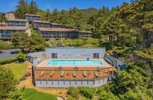 Otter Rock Apartment | Ocean-View Queen Studio with Private Balcony