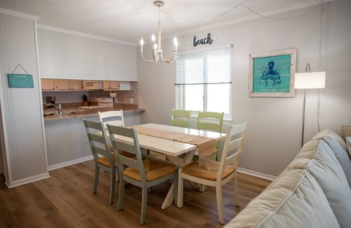 Ocean Isle Beach Condo | Ocean View Retreat: Cozy Condo with Pool, Bikes & 1 Min to Beach!