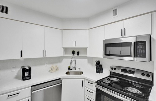 Mid Beach Apartment | Ocean View Serenity Condo/Beach Service/915