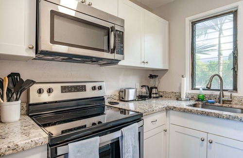 Kailua-Kona Apartment | Ocean-view studio with lanai, pool & hot tub - steps to Banyans Beach & trolley
