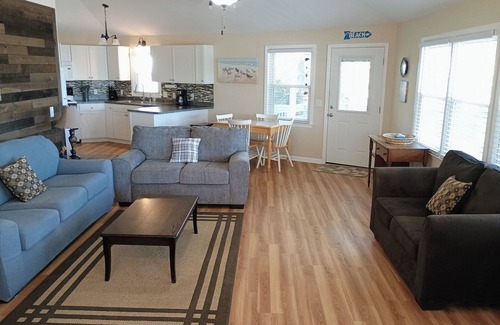 Edisto Island House | Ocean View Updated Beach House,Large Screened Porch,Beach Across the Street