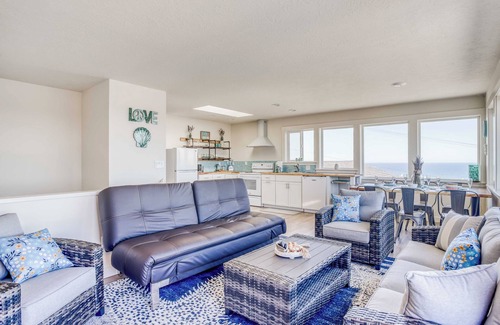 Newport House | Ocean-View, Upper-Level Guest House Near Nye Beach with a Hot Tub