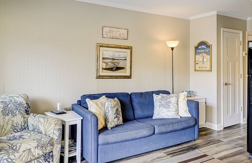 Hilton Head Island Condo | Ocean view villa in a beachfront complex with balcony, pool & prime location