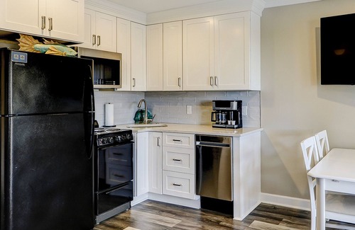 Hilton Head Island Condo | Ocean view villa in a beachfront complex with balcony, pool & prime location