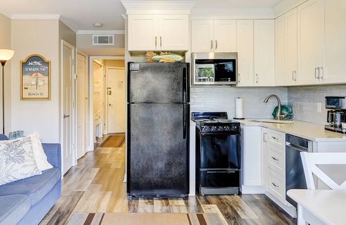 Hilton Head Island Condo | Ocean view villa in a beachfront complex with balcony, pool & prime location