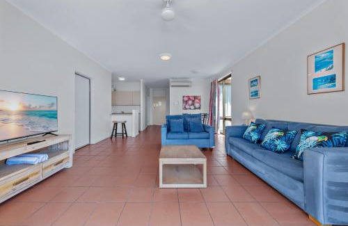 Airlie Beach Apartment | OCEAN VIEWS 10