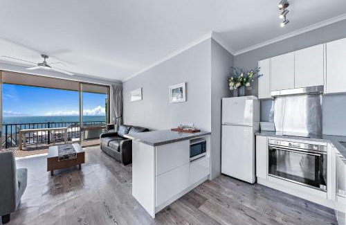 Airlie Beach Apartment | OCEAN VIEWS 16 pool & Spa Wi-FI