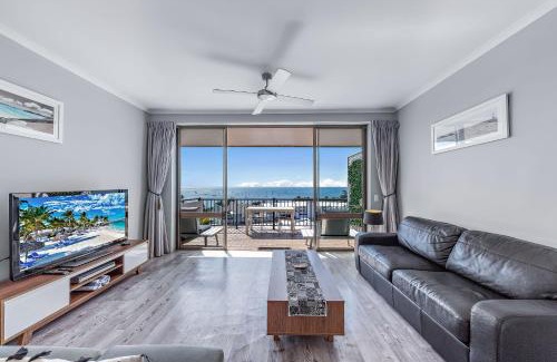 Airlie Beach Apartment | OCEAN VIEWS 16 pool & Spa Wi-FI