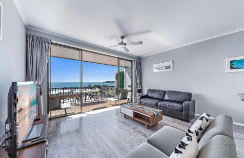 Airlie Beach Apartment | OCEAN VIEWS 16 pool & Spa Wi-FI