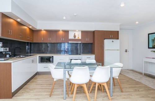 Surfers Paradise Apartment | Ocean Views & Central Location