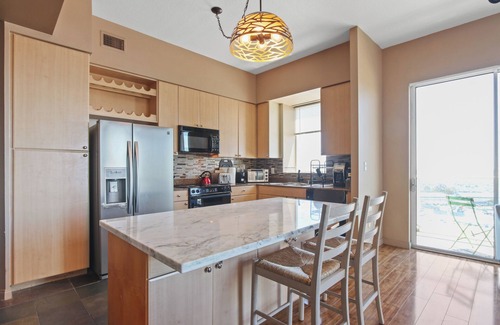 Waterfront Condo | Ocean Views/Downtown/ConventionCenter/Chic Hi-Rise
