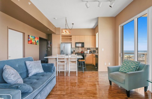 Waterfront Condo | Ocean Views/Downtown/ConventionCenter/Chic Hi-Rise