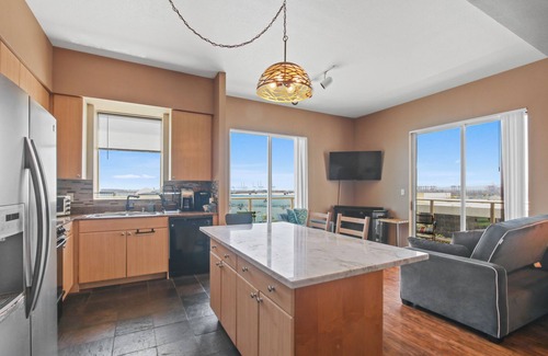Waterfront Condo | Ocean Views/Downtown/ConventionCenter/Chic Hi-Rise