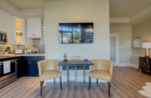 Brentwood Bay Hotel | Ocean Villa Getaways Inc.
