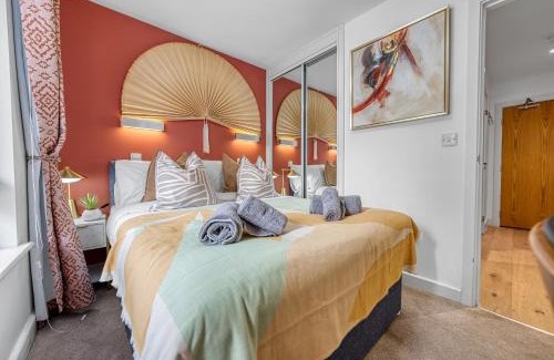 Southampton City Centre Apartment | Ocean Village 1-Bedroom Luxurious, Stylish & Cosy Apartment, Central Location in Southampton, Sleeps 4 - by Blue Puffin Stays