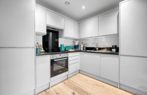 Southampton City Centre Apartment | Ocean Village 1-Bedroom Luxurious, Stylish & Cosy Apartment, Central Location in Southampton, Sleeps 4 - by Blue Puffin Stays