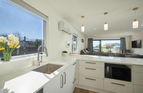 Kaikoura House | Ocean Vista Modern Home Central