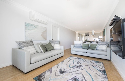 Lancelin House | Ocean Waves - Luxury beachside accommodation