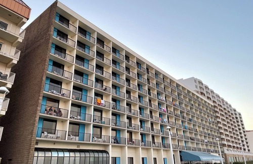 Virginia Beach Condo | Oceanfront 1-bedroom condo in Virginia Beach with Kitchen, Balcony, Pool, WiFi