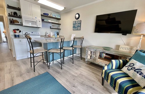 Isle of Palms Condo | Oceanfront 1 BR Condo with Pier and Pool