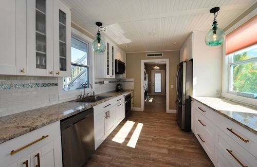Islamorada House | Oceanfront 165ft beach-Dock-Heated pool-4K sq.ft 4 bed/5 bath-Next avail 8.9.25