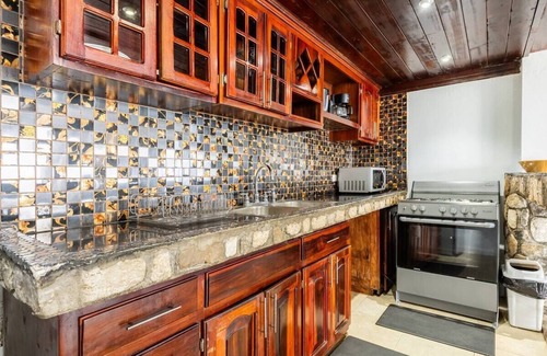 Tower Isle Apartment | Oceanfront 2 bed/room Apartment in Ocho Rios - Sleeps 4 Optional Yacht Charter