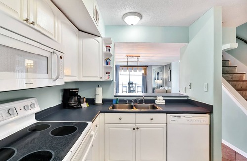 Palmetto Dunes House | Oceanfront 2-Story Townhome, Mid-Island Location, Walk to Shops & Attractions.