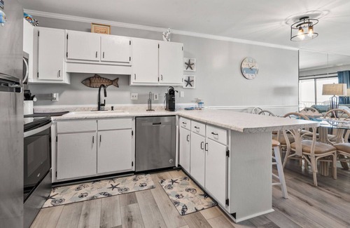 Cherry Grove Beach Condo | Oceanfront 2BR/2BA condo with balcony, pool, WiFi, & full kitchen. No pets/smoking