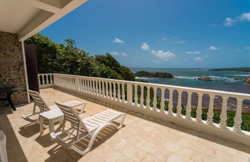 Calibishie Villa | Oceanfront 3-bedroom villa with spectacular view!