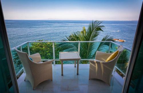 Boca de Tomatlan Villa | Oceanfront 5BR Up to 16 pax