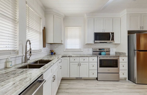 Golden Mile House | Oceanfront 6 bedroom - Dog Friendly - Near Village Square & Downtown