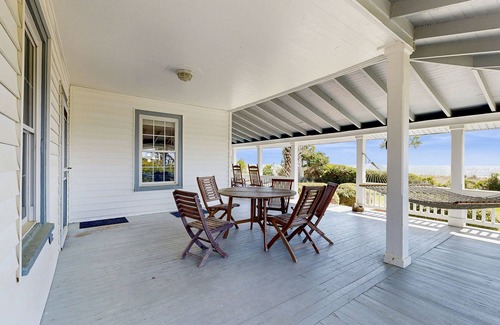 Golden Mile House | Oceanfront 6 bedroom - Dog Friendly - Near Village Square & Downtown