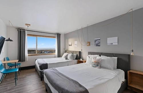 Long Beach Hotel | Oceanfront Accommodations! Indoor Pool and Sauna, Pets Allowed, Free Parking!