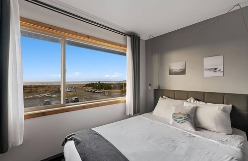 Long Beach Hotel | Oceanfront Accommodations! Indoor Pool and Sauna, Pets Allowed, Free Parking!