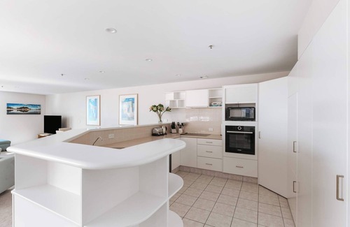 Mount Maunganui Apartment | Oceanfront Apartment: Beach, Downtown & 2 carparks