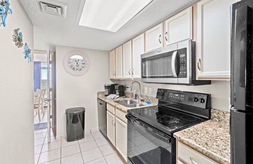 Crescent Beach Condo | Oceanfront Balcony - 1BR - 1BA - Kitchen - W&D