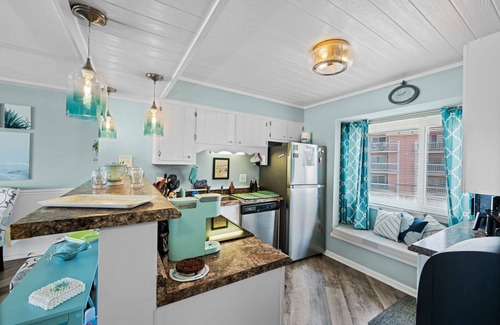 North Carolina Coast Condo | OCEANFRONT BALCONY CONDO W/POOL & HIGH-SPEED WI-FI - PERFECT FOR COUPLES