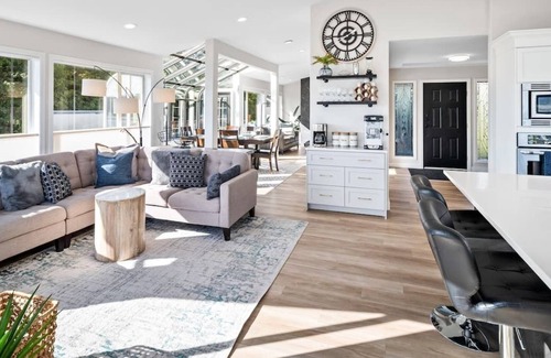 Sooke House | Oceanfront Beach Escape