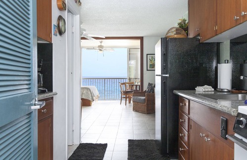Kahaluu Bay Condo | Oceanfront, Beach , Pool, Wifi ,View! Relax Haw'n style #206 Portable AC