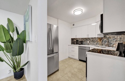 Mid Beach Apartment | Oceanfront Beach Retreat Beach Service 905