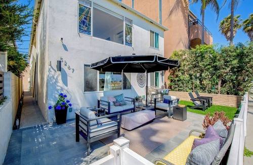 Belmont Shore Apartment | Oceanfront - Belmont Shore - Walk to beach and restaurants - Drive to Disneyland