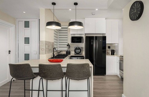 Three Anchor Bay Apartment | Oceanfront Bliss, Luxury Seaside Escape