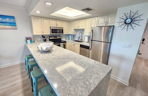Vero Beach Condo | ✨Oceanfront🌊 Breathtaking View🏖️ Central Location📍 Pool🏊‍♂️ Modern Elegance✨