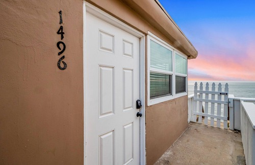 Ocean Beach Apartment | Oceanfront bungalow with spectacular views & W/D - near Mission/Pacific Beach