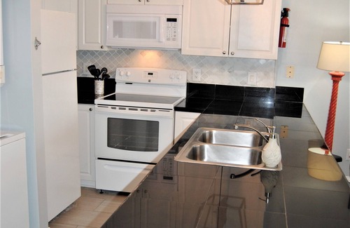 Fort Walton Beach Condo | Oceanfront Corner Unit with Pool and Private Balcony- Island Sands Unit 301