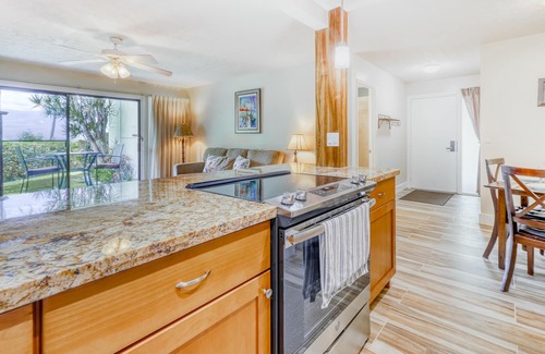 Maalaea Condo | Oceanfront condo complex with lovely partial ocean views & pool access