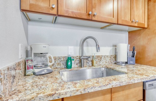 Maalaea Condo | Oceanfront condo complex with lovely partial ocean views & pool access