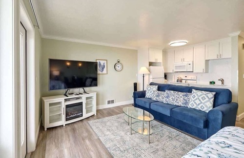 Logsden Condo | Oceanfront Condo - Easy Beach Access - Pool and Hot Tub!