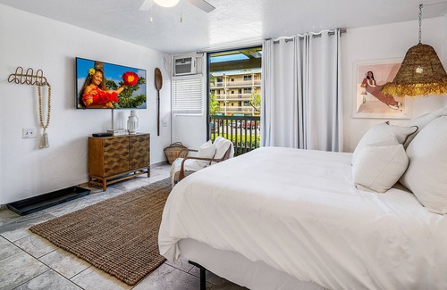Kailua-Kona Apartment | Oceanfront condo steps to sand with AC, pool, hot tub, lanai & on-site dining