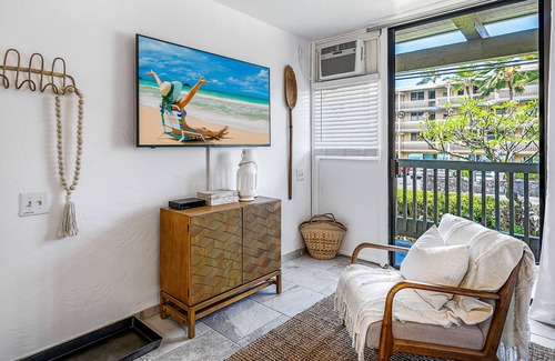 Kailua-Kona Apartment | Oceanfront condo steps to sand with AC, pool, hot tub, lanai & on-site dining